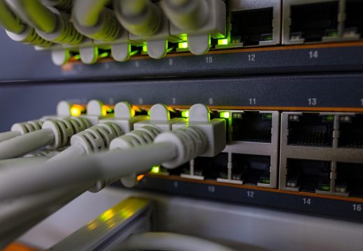 网络测速准确性影响因素示意图，显示路由器、WiFi信号、服务器节点等多个环节对测速结果的影响，用流程图和图标组合呈现